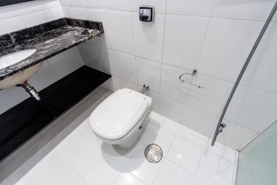 Compra de apartamento: 5 quartos, varanda, churrasqueira no condomínio. Animais permitidos. — Banheiro Social