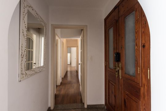 Compra de apartamento: 5 quartos, varanda, churrasqueira no condomínio. Animais permitidos. — Hall de entrada