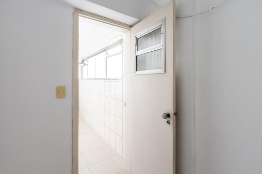 Compra de apartamento: 5 quartos, varanda, churrasqueira no condomínio. Animais permitidos. — Quarto de Serviço