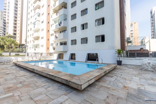 Compra de apartamento: 5 quartos, varanda, churrasqueira no condomínio. Animais permitidos. — Piscina