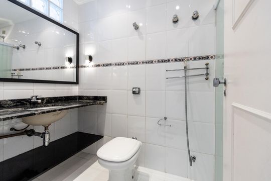 Compra de apartamento: 5 quartos, varanda, churrasqueira no condomínio. Animais permitidos. — Banheiro Social
