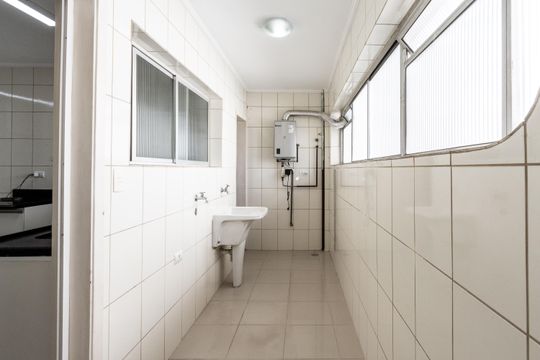 Compra de apartamento: 5 quartos, varanda, churrasqueira no condomínio. Animais permitidos. — Área de Serviço
