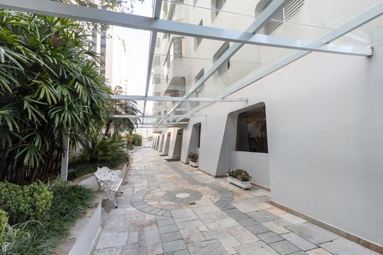 Compra de apartamento: 5 quartos, varanda, churrasqueira no condomínio. Animais permitidos. — Jardins