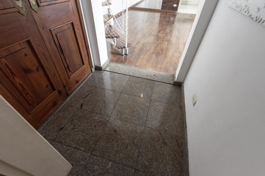 Compra de apartamento: 5 quartos, varanda, churrasqueira no condomínio. Animais permitidos. — Hall de entrada