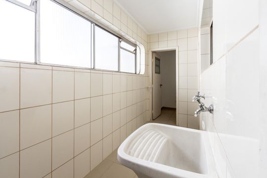 Compra de apartamento: 5 quartos, varanda, churrasqueira no condomínio. Animais permitidos. — Área de Serviço