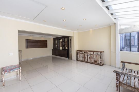 Compra de apartamento: 5 quartos, varanda, churrasqueira no condomínio. Animais permitidos. — Rooftop - Sala