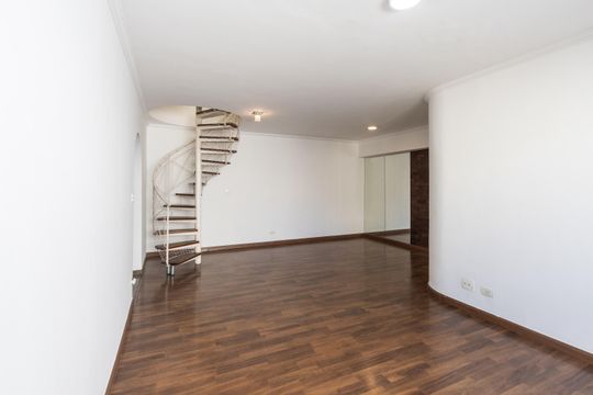 Compra de apartamento: 5 quartos, varanda, churrasqueira no condomínio. Animais permitidos. — Sala