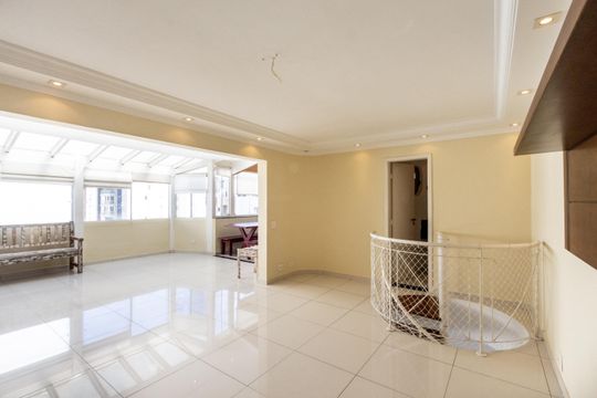 Compra de apartamento: 5 quartos, varanda, churrasqueira no condomínio. Animais permitidos. — Rooftop - Sala