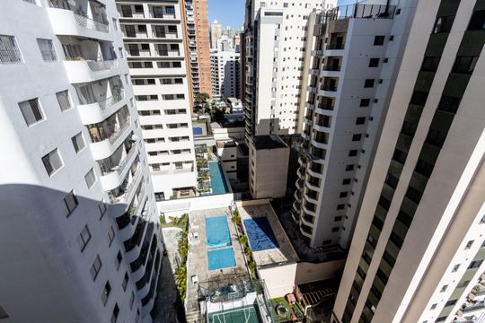 Compra de apartamento: 5 quartos, varanda, churrasqueira no condomínio. Animais permitidos. — Vista da Suíte