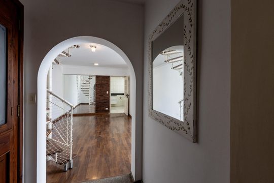 Compra de apartamento: 5 quartos, varanda, churrasqueira no condomínio. Animais permitidos. — Hall de entrada
