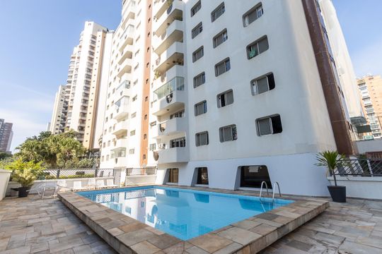 Compra de apartamento: 5 quartos, varanda, churrasqueira no condomínio. Animais permitidos. — Piscina