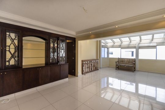 Compra de apartamento: 5 quartos, varanda, churrasqueira no condomínio. Animais permitidos. — Rooftop - Sala
