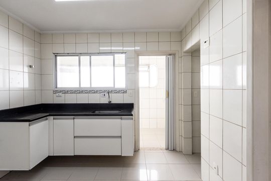 Compra de apartamento: 5 quartos, varanda, churrasqueira no condomínio. Animais permitidos. — Cozinha
