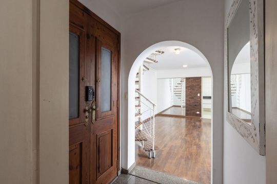 Compra de apartamento: 5 quartos, varanda, churrasqueira no condomínio. Animais permitidos. — Hall de entrada