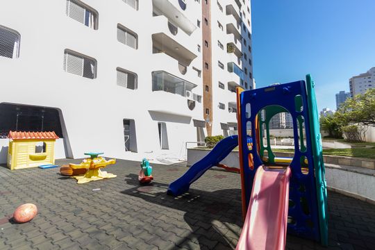 Compra de apartamento: 5 quartos, varanda, churrasqueira no condomínio. Animais permitidos. — Playground