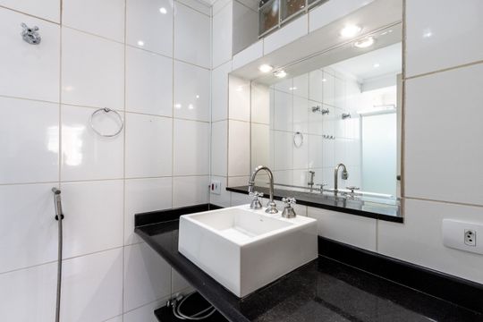 Compra de apartamento: 5 quartos, varanda, churrasqueira no condomínio. Animais permitidos. — Banheiro da Suíte