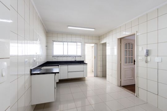Compra de apartamento: 5 quartos, varanda, churrasqueira no condomínio. Animais permitidos. — Cozinha