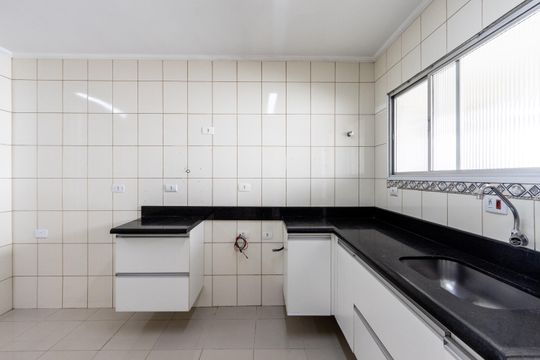 Compra de apartamento: 5 quartos, varanda, churrasqueira no condomínio. Animais permitidos. — Cozinha