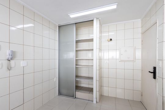 Compra de apartamento: 5 quartos, varanda, churrasqueira no condomínio. Animais permitidos. — Cozinha
