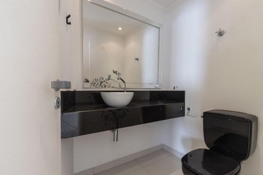 Compra de apartamento: 5 quartos, varanda, churrasqueira no condomínio. Animais permitidos. — Rooftop - Lavabo