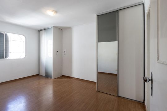 Compra de apartamento: 5 quartos, varanda, churrasqueira no condomínio. Animais permitidos. — Suíte