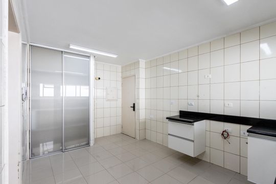 Compra de apartamento: 5 quartos, varanda, churrasqueira no condomínio. Animais permitidos. — Cozinha