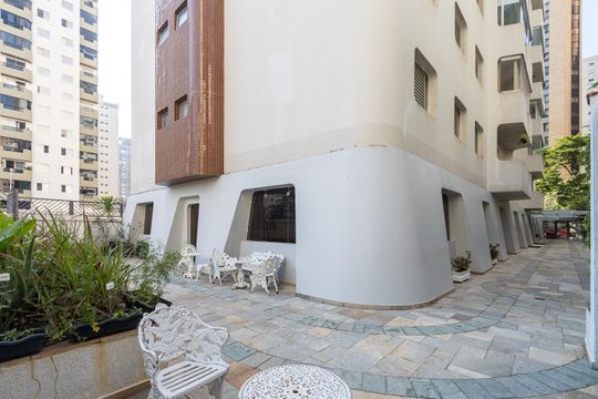 Compra de apartamento: 5 quartos, varanda, churrasqueira no condomínio. Animais permitidos. — Jardins