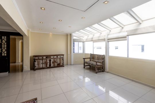 Compra de apartamento: 5 quartos, varanda, churrasqueira no condomínio. Animais permitidos. — Rooftop - Sala