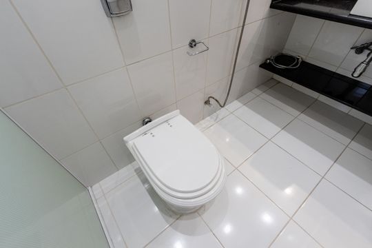Compra de apartamento: 5 quartos, varanda, churrasqueira no condomínio. Animais permitidos. — Banheiro da Suíte