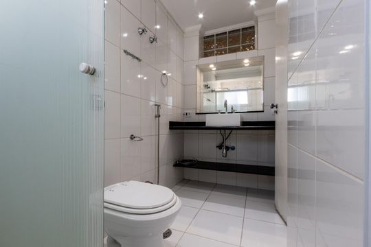 Compra de apartamento: 5 quartos, varanda, churrasqueira no condomínio. Animais permitidos. — Banheiro da Suíte