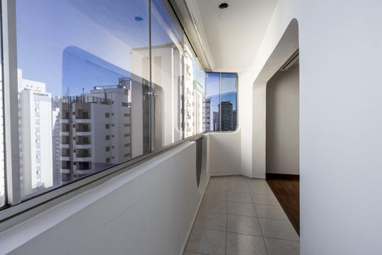 Compra de apartamento: 5 quartos, varanda, churrasqueira no condomínio. Animais permitidos. — Varanda