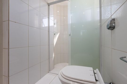Compra de apartamento: 5 quartos, varanda, churrasqueira no condomínio. Animais permitidos. — Banheiro da Suíte