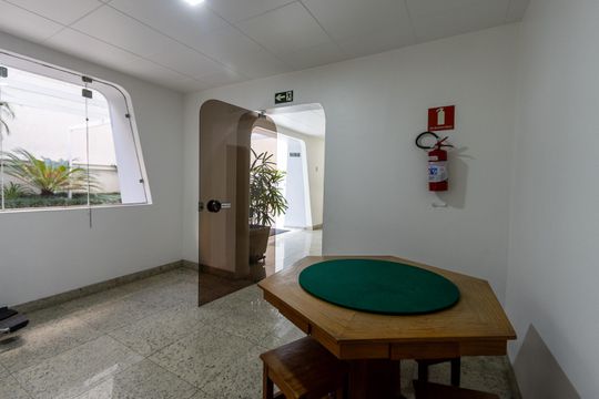 Compra de apartamento: 5 quartos, varanda, churrasqueira no condomínio. Animais permitidos. — Espaço de Jogos