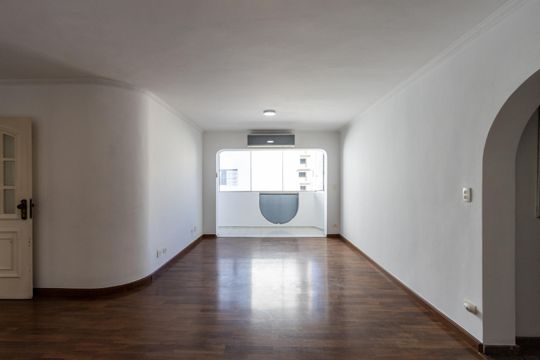 Compra de apartamento: 5 quartos, varanda, churrasqueira no condomínio. Animais permitidos. — Sala