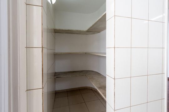 Compra de apartamento: 5 quartos, varanda, churrasqueira no condomínio. Animais permitidos. — Cozinha