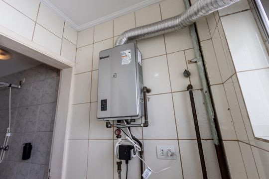 Compra de apartamento: 5 quartos, varanda, churrasqueira no condomínio. Animais permitidos. — Área de Serviço