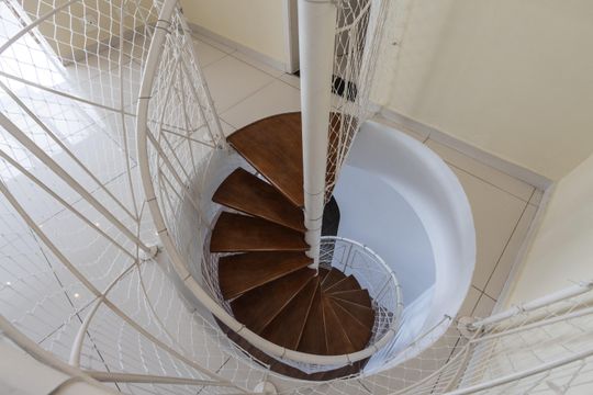 Compra de apartamento: 5 quartos, varanda, churrasqueira no condomínio. Animais permitidos. — Rooftop - Escadas