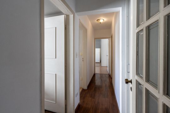 Compra de apartamento: 5 quartos, varanda, churrasqueira no condomínio. Animais permitidos. — Corredor