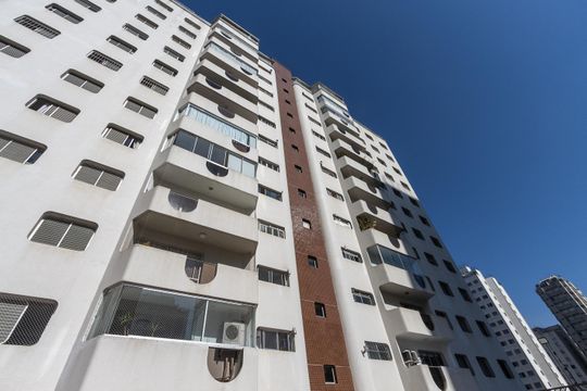 Compra de apartamento: 5 quartos, varanda, churrasqueira no condomínio. Animais permitidos. — Fachada do Bloco