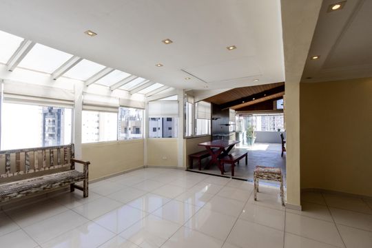 Compra de apartamento: 5 quartos, varanda, churrasqueira no condomínio. Animais permitidos. — Rooftop - Sala
