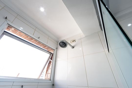Compra de apartamento: 5 quartos, varanda, churrasqueira no condomínio. Animais permitidos. — Banheiro da Suíte