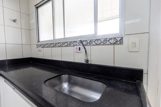 Compra de apartamento: 5 quartos, varanda, churrasqueira no condomínio. Animais permitidos. — Cozinha