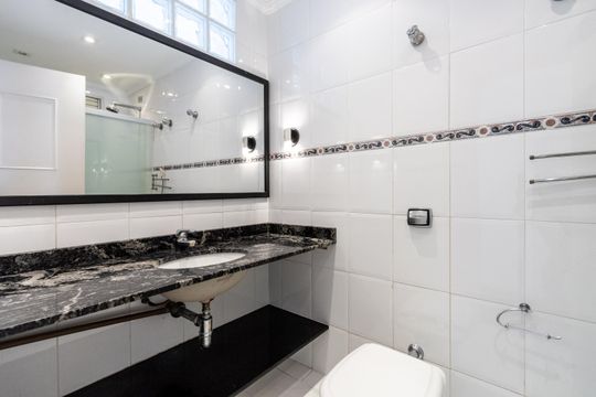 Compra de apartamento: 5 quartos, varanda, churrasqueira no condomínio. Animais permitidos. — Banheiro Social