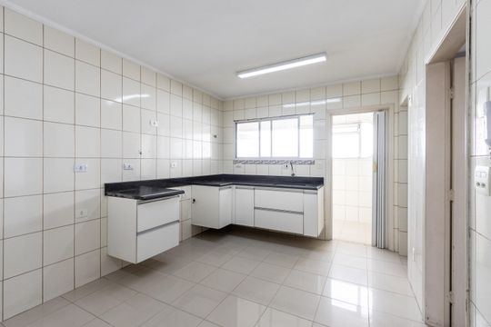 Compra de apartamento: 5 quartos, varanda, churrasqueira no condomínio. Animais permitidos. — Cozinha