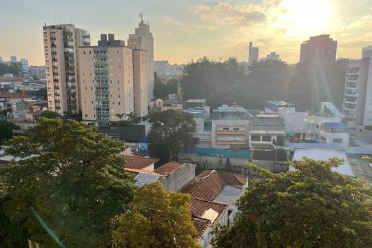 Apartamento na Vila Anglo Brasileira com 3 quartos, sendo 1 suíte, varanda e academia no condomínio. Compra ideal! — Vista