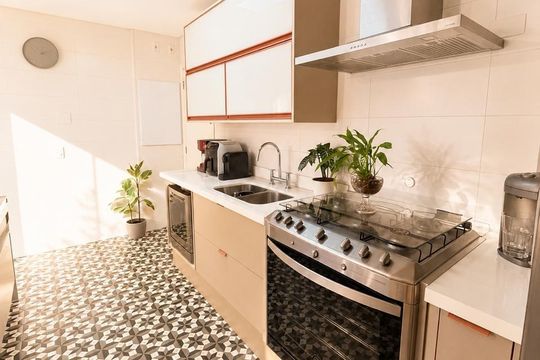 Apartamento na Vila Anglo Brasileira com 3 quartos, sendo 1 suíte, varanda e academia no condomínio. Compra ideal! — Cozinha