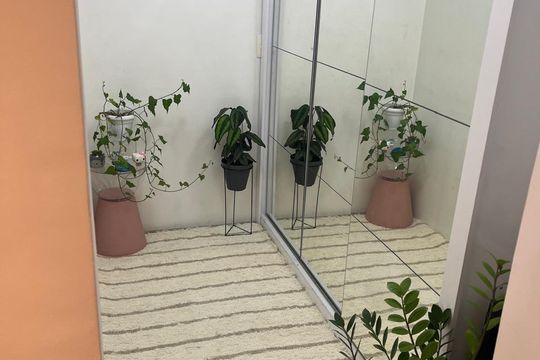 Apartamento na Vila Anglo Brasileira com 3 quartos, sendo 1 suíte, varanda e academia no condomínio. Compra ideal! — Closet