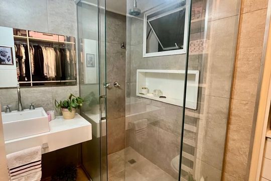 Apartamento na Vila Anglo Brasileira com 3 quartos, sendo 1 suíte, varanda e academia no condomínio. Compra ideal! — Banheiro