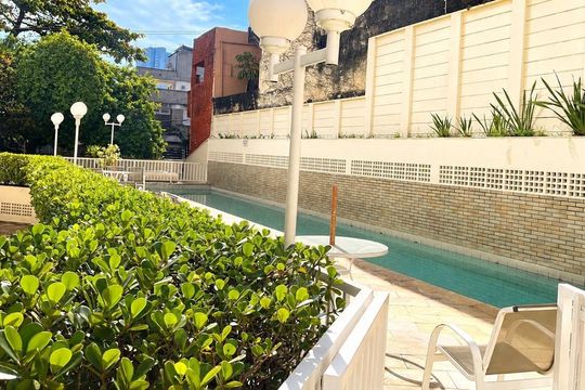 Apartamento na Vila Anglo Brasileira com 3 quartos, sendo 1 suíte, varanda e academia no condomínio. Compra ideal! — Piscina