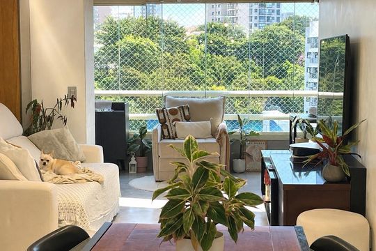 Apartamento na Vila Anglo Brasileira com 3 quartos, sendo 1 suíte, varanda e academia no condomínio. Compra ideal! — Sala